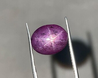 Natuurlijke robijnrode edelsteen – gepolijste roodpaarse cabochon, juweel voor verzamelaars