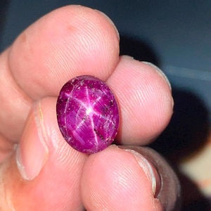 Rubí natural en forma de cabujón de estrella de 6 rayos / Piedra preciosa de color rojo frambuesa para anillos y colgantes.