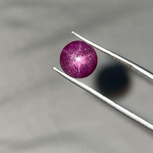 Natürlicher Sternrubin, runder Cabochon, 3,40 Karat, Anfertigung von individuellem Ringschmuck