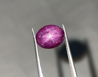 Natuurlijke robijnrode edelsteen – gepolijste roodpaarse cabochon