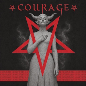 Op de afbeelding: Een digitale illustratie van een figuur met hoorns in een grijze jurk met textuur, gecentreerd achter een groot rood pentagram. Het woord COURAGE staat bovenaan in het rood en de zin I AM NOT A FRAIL CREATURE wordt in het rood herhaald.