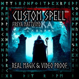 Puede incluir: Imagen de arte digital que presenta una figura con túnica y un bastón, frente a un telón de fondo místico. El texto "CUSTOM SPELL" y "FREYA NATTVINDKA" se muestran de forma destacada. La frase "REAL MAGIC & VIDEO PROOF" también es visible.
