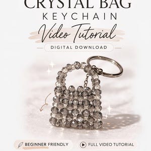 Könnte beinhalten: Ein Mini-Kristall-Taschen-Schlüsselanhänger aus grauen Perlen. Das Bild enthält den Text "Mini CRYSTAL BAG KEYCHAIN Video Tutorial DIGITAL DOWNLOAD" und "CREATE YOUR OWN CUTE CRYSTAL BAG KEYCHAIN!"
