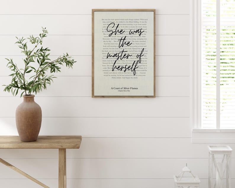 Pu&ograve; includere: Una stampa incorniciata con la citazione "She was the master of herself" in una scrittura elegante. Il testo &egrave; ambientato su uno sfondo color crema con un aspetto sottile e strutturato. La cornice &egrave; in un caldo tono di legno naturale e la stampa &egrave; esposta su un muro bianco.