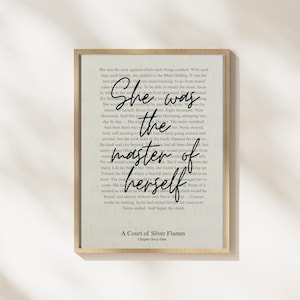 Pu&ograve; includere: Una stampa incorniciata con una cornice in legno chiaro. La stampa presenta uno sfondo di testo stampato con le parole "She was the master of herself" in un elegante carattere scritto a mano. Sotto c'&egrave; "A Court of Silver Flames Chapter Sixty-One."