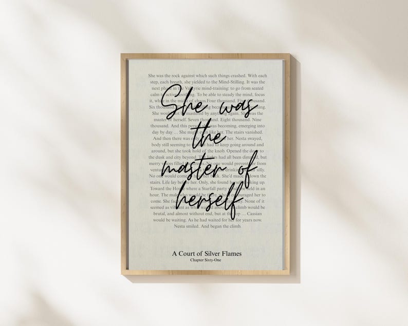 Pu&ograve; includere: Una stampa incorniciata con una cornice in legno chiaro. La stampa presenta uno sfondo di testo stampato con le parole "She was the master of herself" in un elegante carattere scritto a mano. Sotto c'&egrave; "A Court of Silver Flames Chapter Sixty-One."