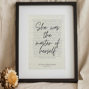 Pu&ograve; includere: Stampa incorniciata con la citazione "She was the master of herself" in elegante scrittura. Il testo &egrave; sovrapposto a uno sfondo di pagina di libro vintage, racchiuso in una cornice nera. Arredamento per la casa a tema letterario.