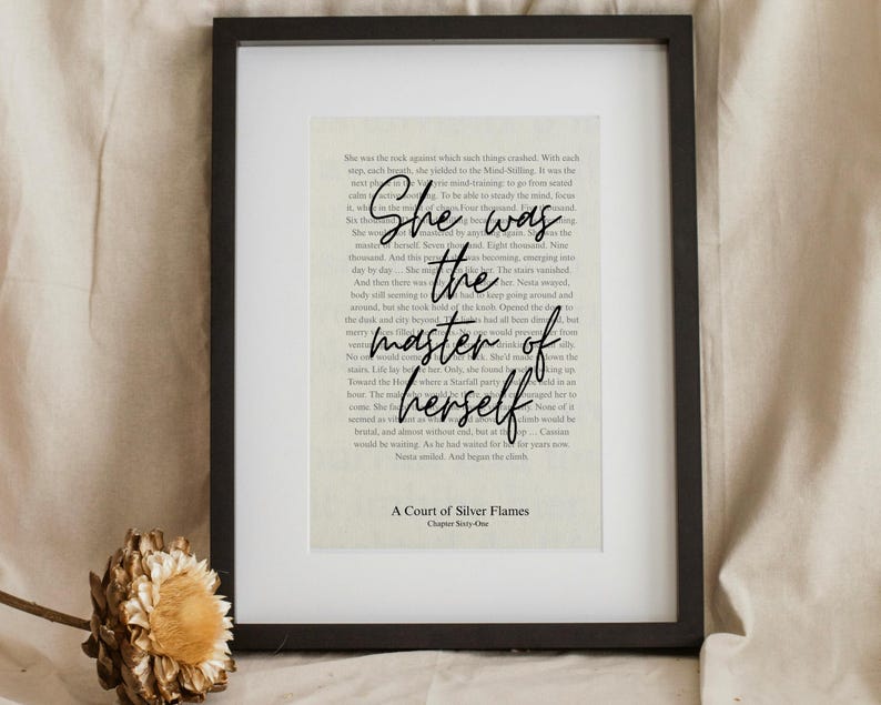 Pu&ograve; includere: Stampa incorniciata con la citazione "She was the master of herself" in elegante scrittura. Il testo &egrave; sovrapposto a uno sfondo di pagina di libro vintage, racchiuso in una cornice nera. Arredamento per la casa a tema letterario.