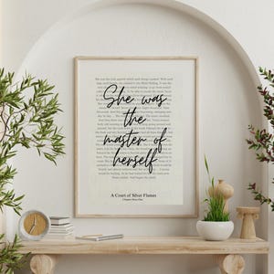 Pu&ograve; includere: Una stampa incorniciata con la citazione "She was the master of herself" in una scrittura elegante. La stampa &egrave; ambientata su uno sfondo di pagine di libro. La parte inferiore della stampa recita "A Court of Silver Flames Chapter Sixty-One".