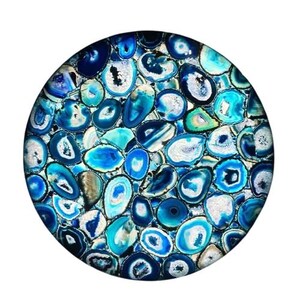Puede incluir: Pieza decorativa circular con un mosaico de piedras de &aacute;gata azules y blancas. Las piedras muestran diferentes tonos de azul, desde el azul marino oscuro hasta el turquesa claro, con acentos blancos y grises. El dise&ntilde;o presenta un patr&oacute;n natural y org&aacute;nico.