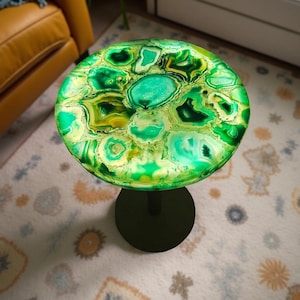 Green Agate Style Epoxy Resin Side Table – Handmade Geode Accent Table for Living Room Décor