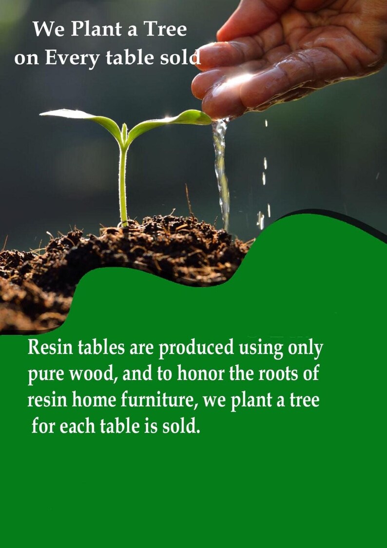 Puede incluir: Imagen que promociona mesas de resina. Una peque&ntilde;a pl&aacute;ntula est&aacute; siendo regada por una mano. El texto dice: "Plantamos un &aacute;rbol por cada mesa vendida" y "Las mesas de resina se producen utilizando solo madera pura, y para honrar las ra&iacute;ces de los muebles de resina, plantamos un &aacute;rbol por cada mesa vendida."