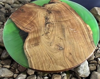 Mesa de centro redonda hecha a mano con resina epoxi verde y borde natural, mueble de arte en resina.