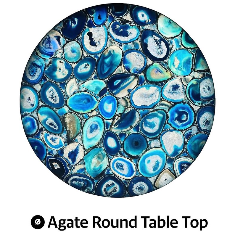 Puede incluir: Una tapa de mesa redonda de &aacute;gata con un patr&oacute;n de mosaico de piedras azules, turquesas y blancas. Las piedras tienen formas irregulares y est&aacute;n dispuestas en un dise&ntilde;o circular. El texto en la parte inferior dice "Agate Round Table Top".
