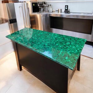 Bancada de cozinha luxuosa em pedra malaquita | Tampo de mesa feito à mão em pedra preciosa verde | Móveis em laje de malaquita natural para decoração de casa