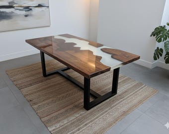 Mesa de río artesanal de resina con borde natural / Mesa de comedor de madera maciza