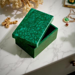 Schmuckschatulle mit Malachit-Intarsien - Handgefertigtes Steinkunst-Geschenk, Dekorative Aufbewahrungsbox für die Liebsten, Einzigartiges Luxusdekor