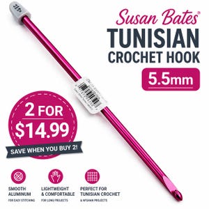 Może przedstawiać: Różowy szydełko tuniskie Susan Bates o rozmiarze 5,5 mm. Obraz zawiera tekst "Szydełko tuniskie" i "5,5 mm". Szydełko jest wykonane z gładkiego aluminium.