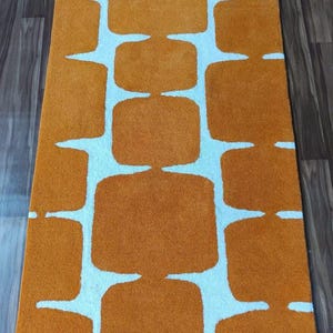 Alfombra geométrica naranja moderna, hecha a mano, con mechones a mano, de mediados de siglo, abstracta, 100 % lana, para mesita de noche o para oficina.