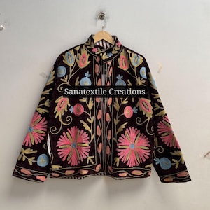 手刺繍ベルベットスザニジャケット、ダークフローラルスザニコート、ボヘミアンカシミールショートジャケット、ヴィンテージピンク＆ブルーフローラルエスニックアウターウェア