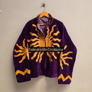 Lila sammetsbroderad kimonojacka i solsken, handgjord Kantha-quiltkappa