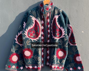 Puede incluir: Chaqueta verde azulado con intrincados bordados florales en rojo y rosa. La chaqueta tiene un cuello alto y cierre de cremallera central. El diseño incluye grandes motivos de cachemira y florales, con el texto "SanatextileCreations".