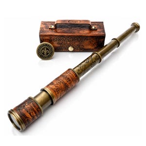 Può includere: Un telescopio in ottone con corpo rivestito in pelle marrone caratterizzato da motivi floreali in rilievo e dalla scritta Dollond London 1920. Include una scatola rettangolare in pelle coordinata con maniglia e un medaglione circolare in ottone.