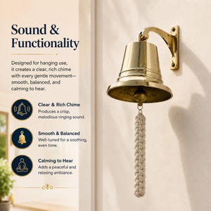 Pode incluir: Uma campainha de parede em lat&atilde;o polido com borda alargada e badalo central. Uma corda grossa de algod&atilde;o tran&ccedil;ado em tom branco sujo pende do badalo. O texto Sound & Functionality, Clear & Rich Chime, Smooth & Balanced e Calming to Hear &eacute; vis&iacute;vel.