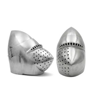 Puede incluir: Un letrero de madera rústico con el texto "Welcome to our porch" en letras blancas. El letrero presenta un acabado envejecido y un diseño sencillo y acogedor, ideal para la decoración exterior.