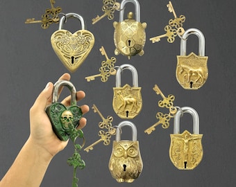 Candado de latón estilo vintage con llave, acabado lacado pulido y diseño con motivos animales.