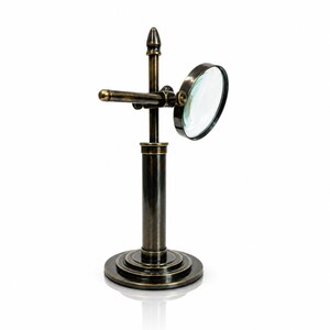 Pu&ograve; includere: Lente d'ingrandimento in stile vintage su supporto. La lente d'ingrandimento color ottone presenta una lente rotonda e un braccio regolabile. La base &egrave; circolare e il design ricorda gli antichi strumenti scientifici. L'altezza &egrave; di circa 15 cm.