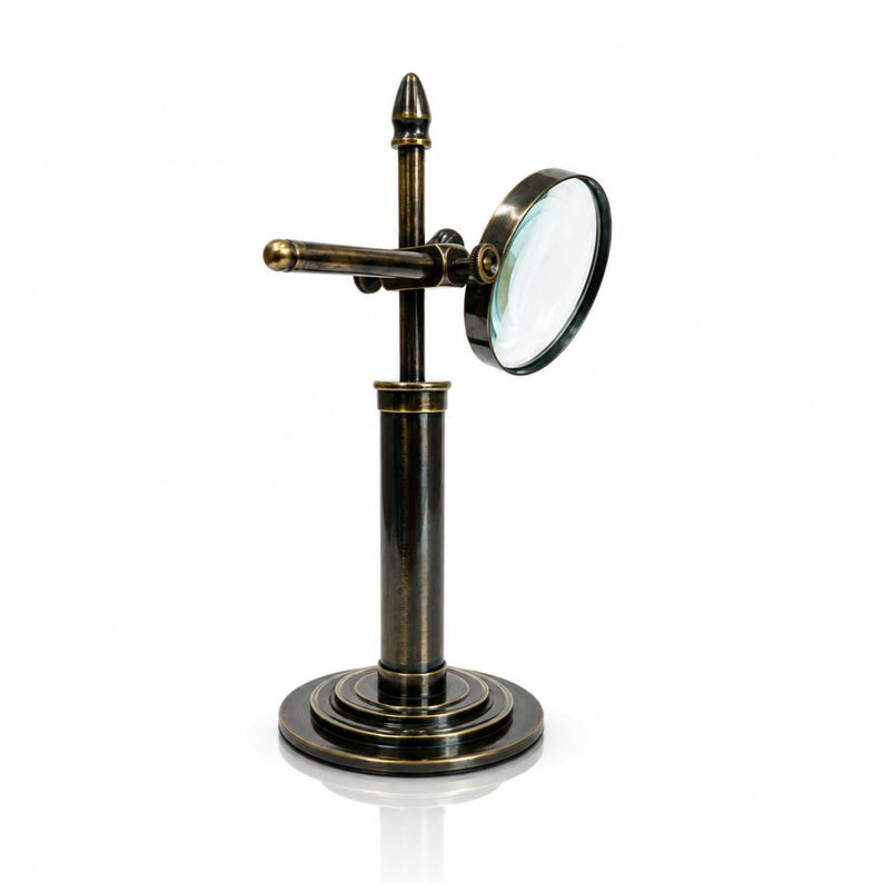 Pu&ograve; includere: Lente d'ingrandimento in stile vintage su supporto. La lente d'ingrandimento color ottone presenta una lente rotonda e un braccio regolabile. La base &egrave; circolare e il design ricorda gli antichi strumenti scientifici. L'altezza &egrave; di circa 15 cm.