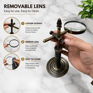 Pu&ograve; includere: Una lente d'ingrandimento in stile antico con finitura bronzo. Il testo "REMOVABLE LENS" e le istruzioni sono visualizzati. La lente d'ingrandimento ha una lente rotonda ed &egrave; tenuta da una mano.
