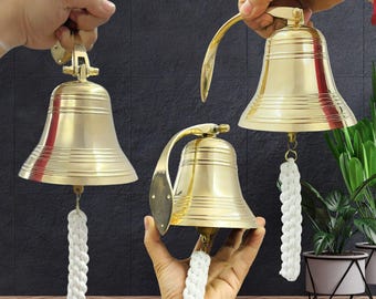 3 campanacci da mucca in bronzo antico vintage con fasce in pelle – grandi campane rustiche in ferro da fattoria – trio di campanacci da mucca decorativi in stile alpino svizzero - Italia