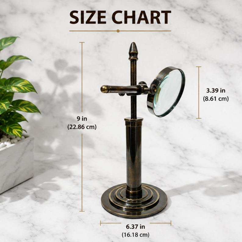Pu&ograve; includere: Una lente d'ingrandimento color bronzo su un supporto. La base ha un diametro di 16,18 cm, l'altezza &egrave; di 22,86 cm e la lente d'ingrandimento ha un diametro di 8,61 cm. Il testo "SIZE CHART" &egrave; in alto.