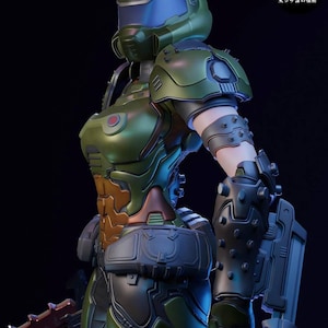 Puede incluir: Figura detallada de un personaje con armadura verde y marrón, con casco y visera. La figura tiene un arma y posa sobre un fondo oscuro. La figura es un objeto de colección.