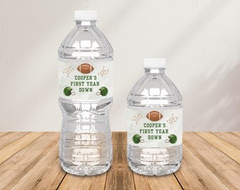 Etiqueta digital editable para botella de agua "First Year Down" con planificador de fiesta de cumpleaños gratuito y etiqueta digital para botella de agua con temática de fútbol.