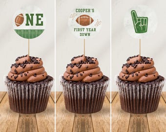 Etiqueta digital editable para cupcakes "First Year Down" y planificador de fiesta de cumpleaños gratuito. Etiqueta digital para cupcakes con temática de fútbol.