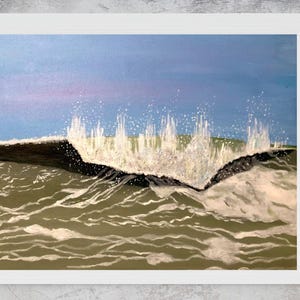 Pode incluir: Pintura acrílica de uma onda quebrando em uma moldura branca. A onda ondula com espuma branca e spray contra um céu azul. A água é uma mistura de tons verdes e marrons.