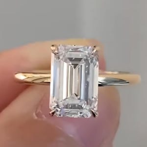Anillo de compromiso con diamante cultivado en laboratorio de talla esmeralda, anillo con halo oculto de oro amarillo de 14 quilates, solitario delicado de 4 puntas, anillo de boda de diamantes para mujer.