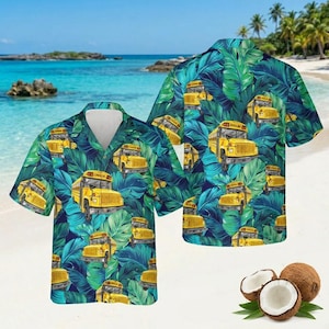 Puede incluir: Camisa de manga corta con diseño tropical. La camisa presenta un estampado de autobuses escolares amarillos sobre un fondo de hojas grandes, azules y verdes. La camisa se muestra en un entorno de playa.