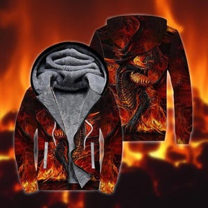 Könnte beinhalten: Kapuzenjacke mit Reißverschluss und Drachendesign. Die Jacke hat ein feuriges Rot- und Orangemuster mit einer Drachengrafik auf der Vorder- und Rückseite. Das Innenfutter ist grau.
