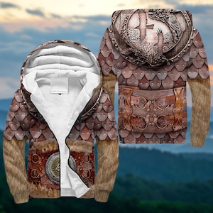 Op de afbeelding: Een bruine hoodie met ritssluiting, een afwerking van imitatiebont en een met fleece gevoerde capuchon. Het ontwerp heeft een middeleeuwse pantserprint met een gedetailleerd capuchonontwerp.