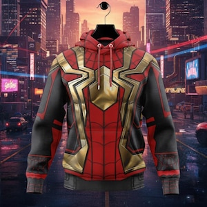 Puede incluir: Sudadera con capucha roja, negra y dorada con un diseño de Spider-Man. La parte delantera presenta un emblema de araña dorado sobre un fondo rojo, con mangas negras y puños acanalados. La sudadera con capucha está colgada de una percha negra.