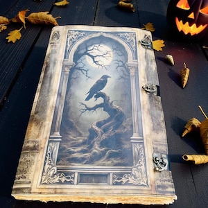 Op de afbeelding: Een groot boek in antieke stijl met een gedetailleerde illustratie van een raaf die op een tak zit onder een volle maan. De kaft heeft sierlijke metalen sluitingen en decoratieve randen. De sc&egrave;ne roept een gotisch of Halloween-thema op.
