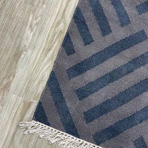 Handgeweven wollen vloerkleed, donkergrijs ruitpatroon met franjes, 252 x 306 cm, groot, modern boho vloerkleed voor de woonkamer.