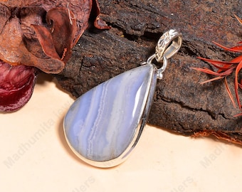 Anhänger aus blauem Spitzenachat, handgefertigte Tropfenkette aus 925er Sterlingsilber, beruhigende Steinkette als Geschenk