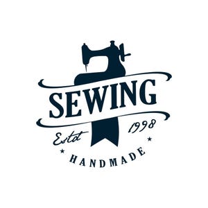 K&ouml;nnte beinhalten: Marineblaues Logo mit einer Silhouette einer Vintage-N&auml;hmaschine. Das Wort &bdquo;SEWING&ldquo; ist &uuml;ber einem Banner gew&ouml;lbt, mit &bdquo;Est. 1998&ldquo; und &bdquo;HANDMADE&ldquo; darunter. Sterne flankieren den Text und schaffen eine klassische, handwerkliche &Auml;sthetik.