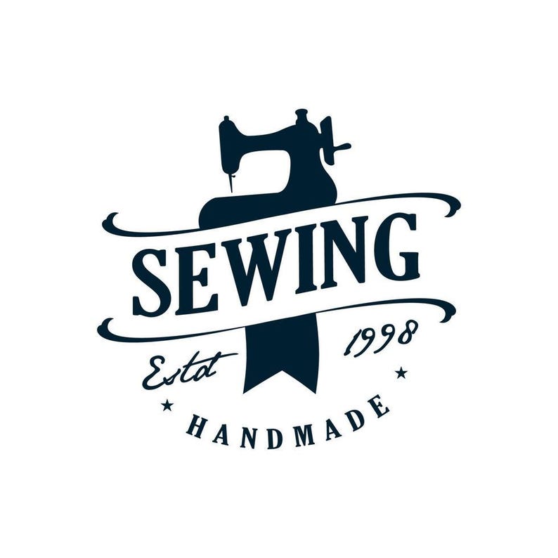K&ouml;nnte beinhalten: Marineblaues Logo mit einer Silhouette einer Vintage-N&auml;hmaschine. Das Wort &bdquo;SEWING&ldquo; ist &uuml;ber einem Banner gew&ouml;lbt, mit &bdquo;Est. 1998&ldquo; und &bdquo;HANDMADE&ldquo; darunter. Sterne flankieren den Text und schaffen eine klassische, handwerkliche &Auml;sthetik.