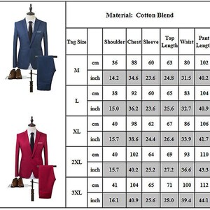 K&ouml;nnte beinhalten: Zwei Anz&uuml;ge aus Baumwollmischgewebe, blau und rot, auf Schaufensterpuppen pr&auml;sentiert. Jeder Anzug besteht aus Jacke, Hose und Krawatte. Eine Gr&ouml;&szlig;entabelle mit Ma&szlig;en in cm und Zoll ist ebenfalls enthalten, f&uuml;r die Gr&ouml;&szlig;en M bis 3XL.